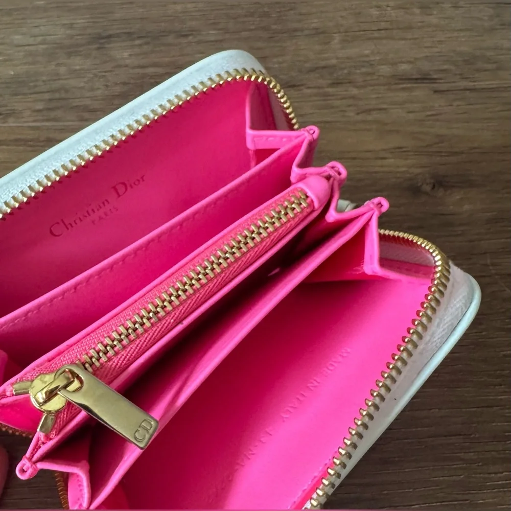 DIOR-AUTHENTIC (NWT) Small Pink & White Leather Vibe Voyageur Wallet